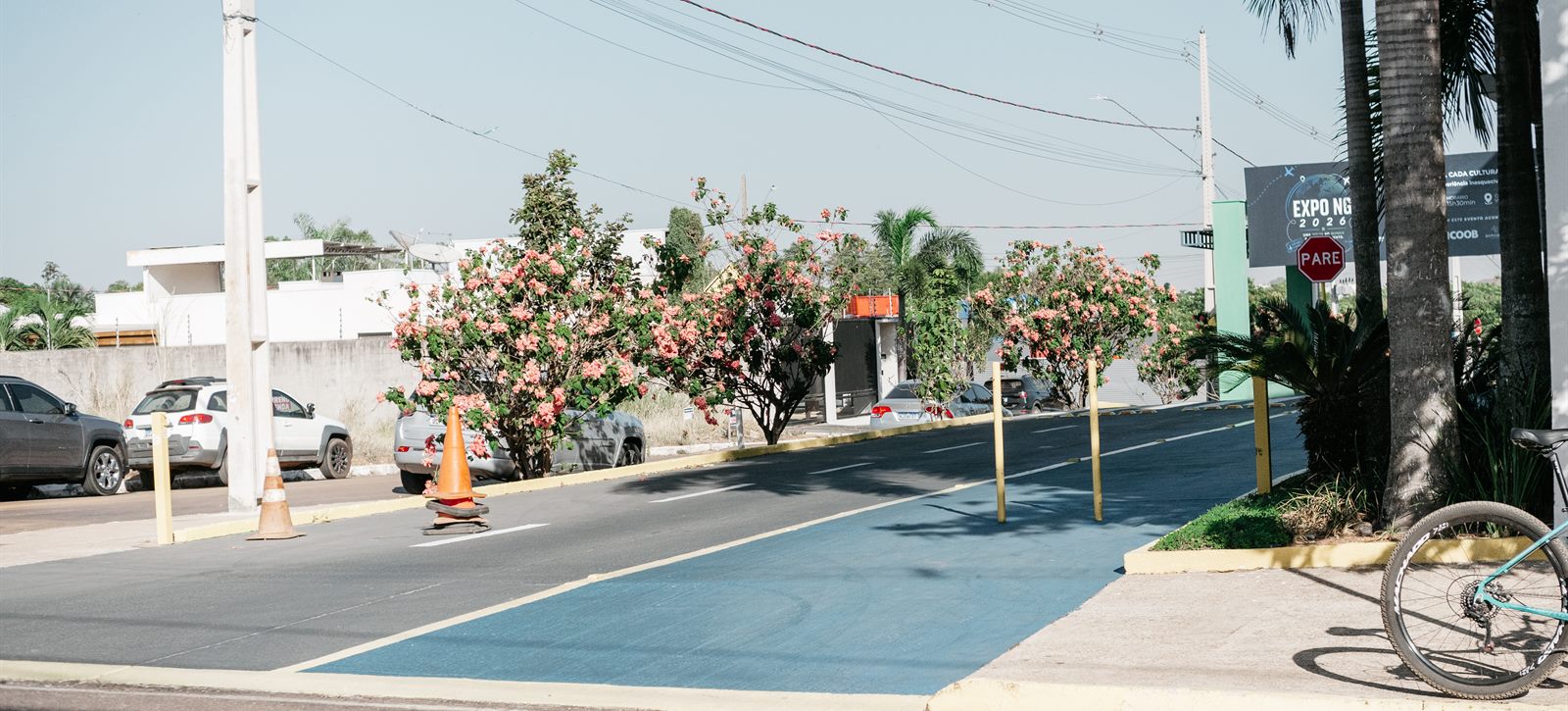 Área de embarque e desembarque em frente à escola