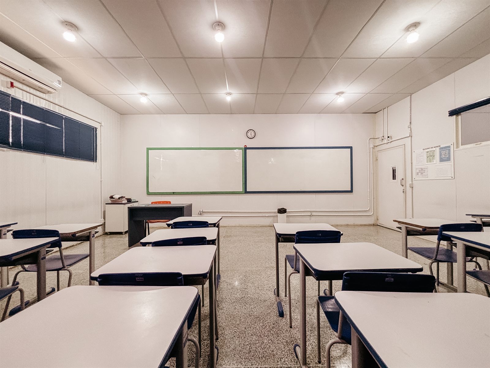Sala de aula em outro ângulo